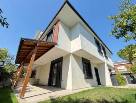 Doğanbey Merkezde Plaja 400M Bahçeli Satılık 4+1 Villa