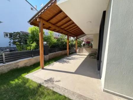 Doğanbey Merkezde Plaja 400M Bahçeli Satılık 4+1 Villa