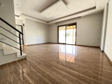 Özdere De Plaja 500 M Otoparklı Geniş Bahçeli 3+1 Satılık Villa