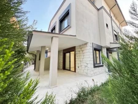 Ürkmez De Kat Mülkiyetli Sıfır Bahçeli 4+1 Satılık Villa