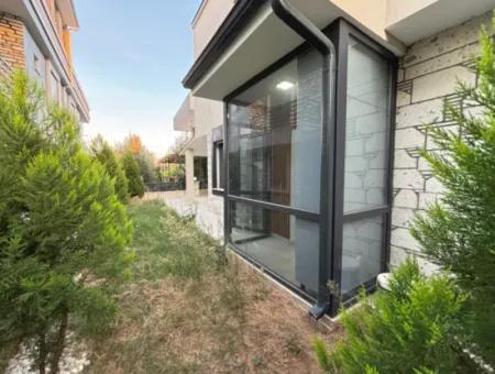 Ürkmez De Kat Mülkiyetli Sıfır Bahçeli 4+1 Satılık Villa
