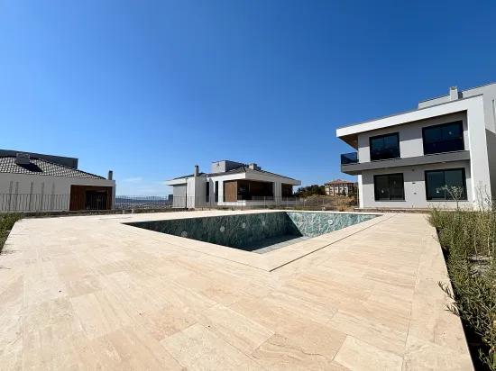 İzmir Seferihisar Deniz Manzaralı Havuzlu Site İçerisinde Satılık Dubleks Tripleks Villa