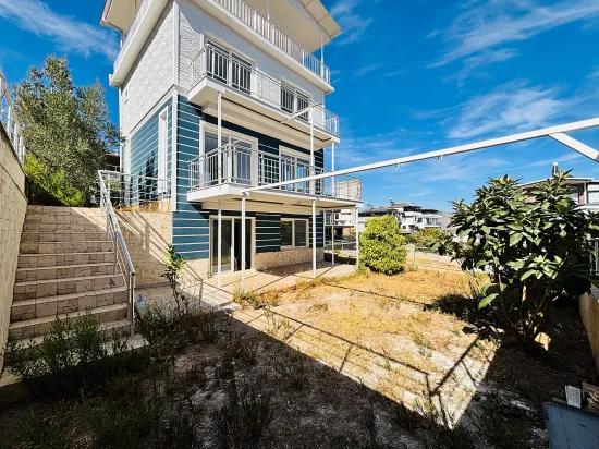 İzmir Seferihisar Atatürk Mahallesi’nde Deniz Manzaralı 3+2 Tek Müstakil Satılık Villa